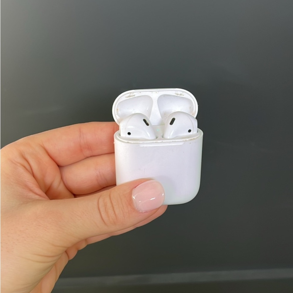 Apple AirPods (1st Generation) Wireless Earbuds with Case